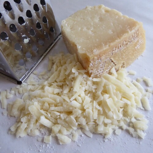 Edlong Natural Parmesan Powder – A versatile flavor for savory products like snacks, bakery, cheese sauce, and more. Soluble in water and oil.